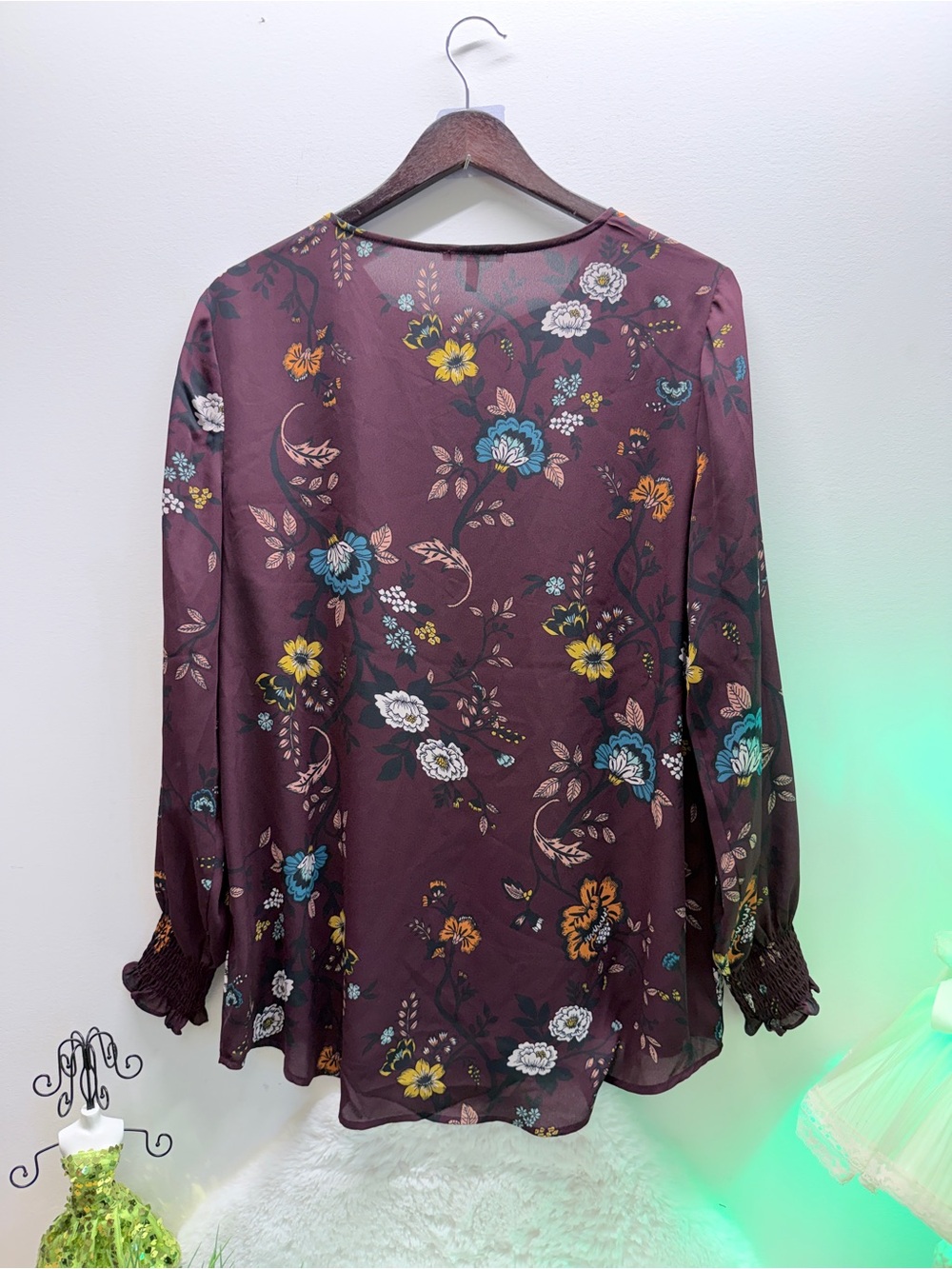 Floral V-Neck Blouse Rich Plum w/ Ruffled Cuffs Light Weight Summer Dressy Top 💝 - Picture 4 of 5